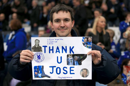 Cổ động viên vẫn gọi tên Mourinho